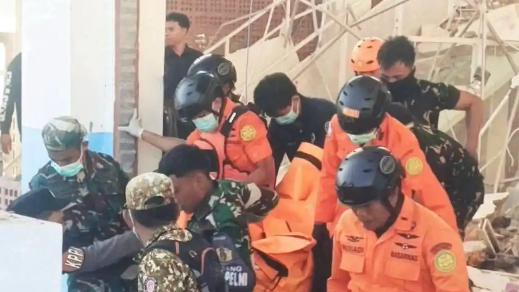 印尼7.7级强震行人被震得跌坐路边热搜配图