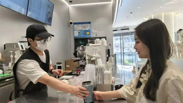 现在出门买咖啡都流行自带杯热搜配图